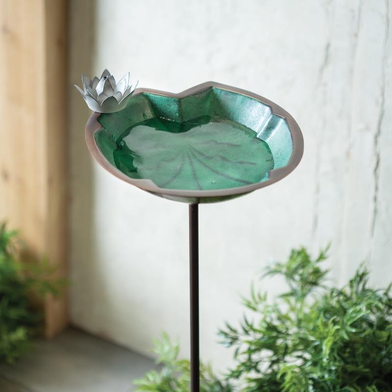 Metal Lily Pad Birdbath with Garden Stake